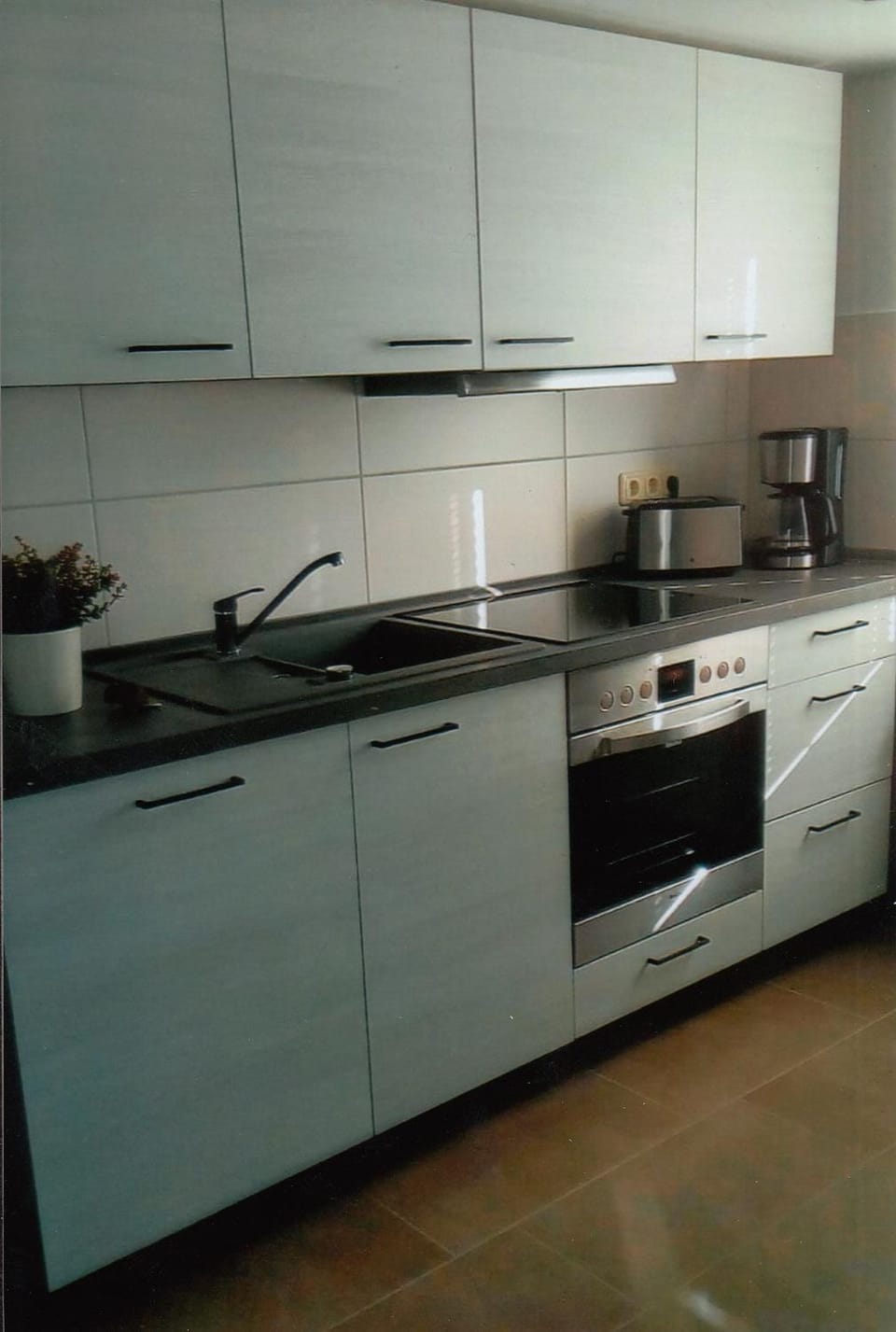 Coffee/tea facilities, Kitchen or kitchenette, stove, toaster