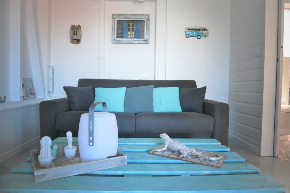 Bed, Seating area