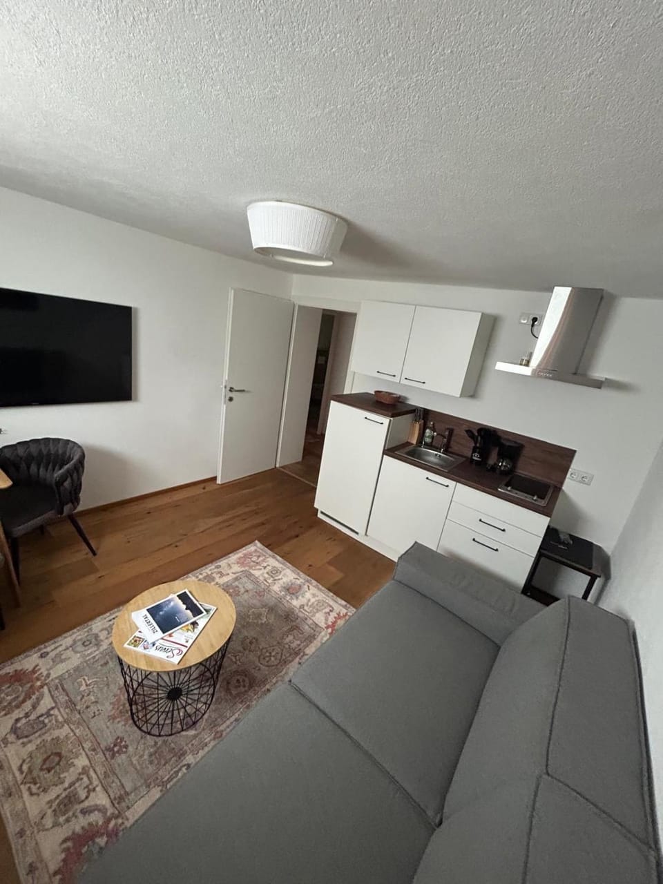 Kitchen or kitchenette, Living room, Seating area, Dining area