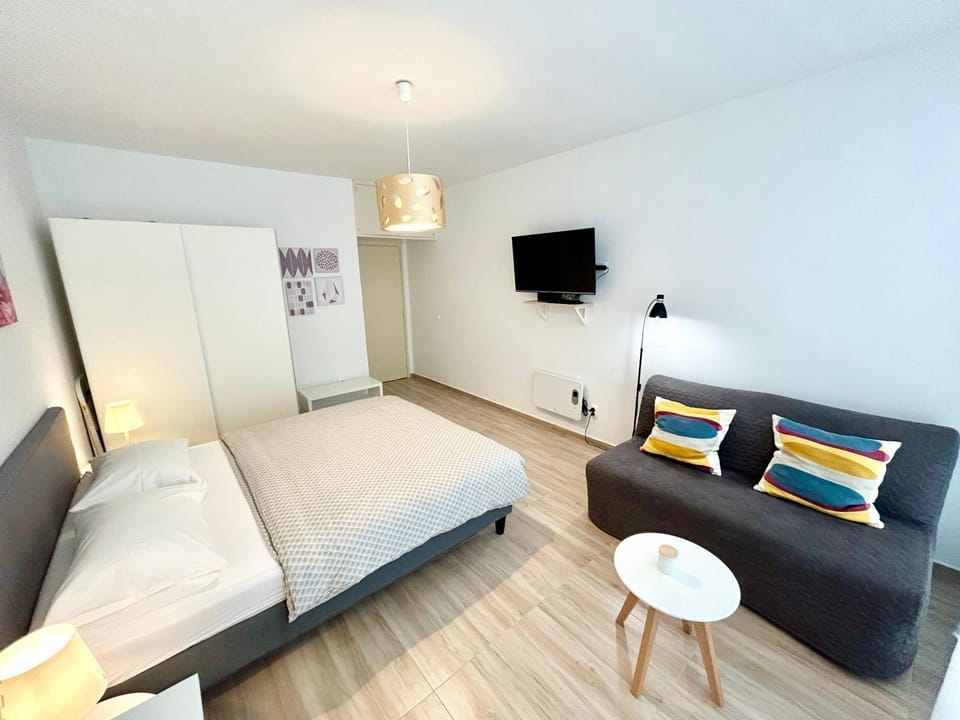 Bed, TV and multimedia, Seating area, Bedroom