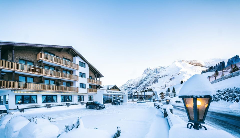Property building, Natural landscape, Winter, Mountain view, Parking