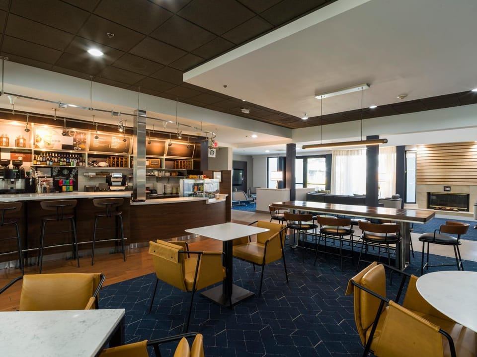 Restaurant/places to eat, Coffee/tea facilities, Lounge or bar, Seating area