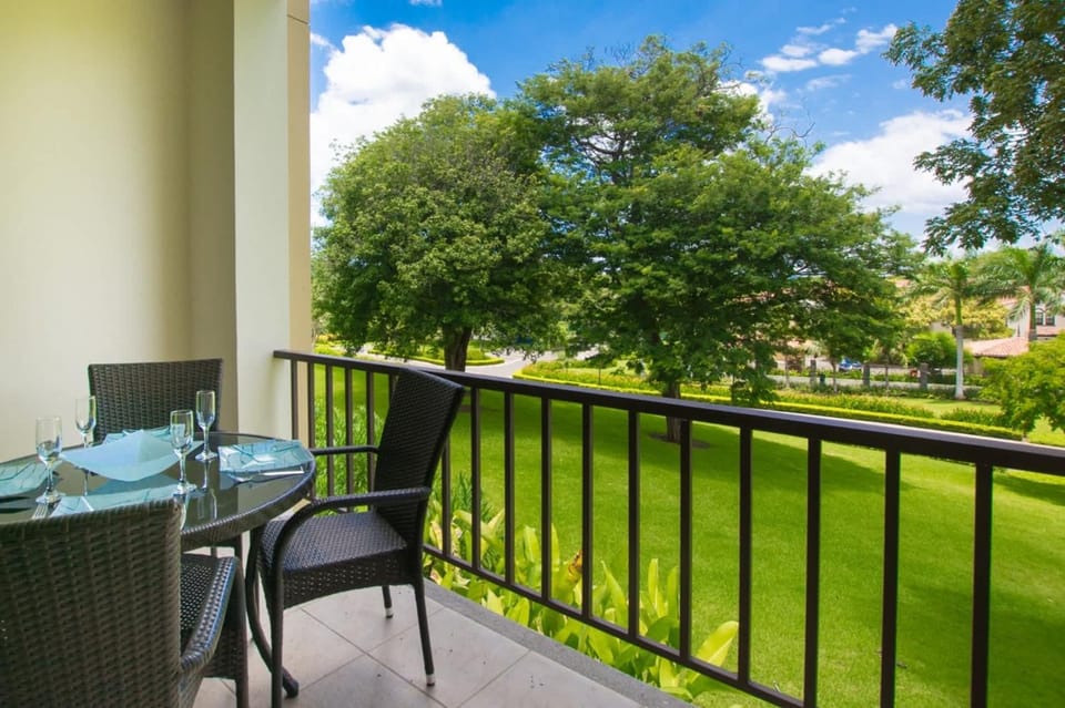 Chic Minimalist Condo with Swimming Pool, Hot Tub, and Beach Club Access House in Coco