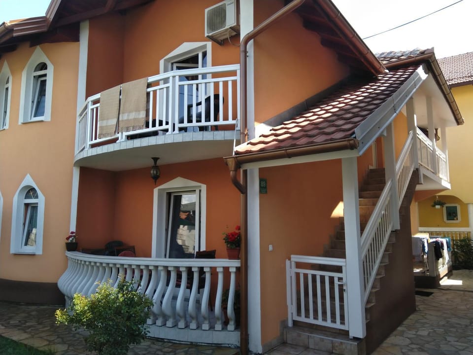 Property building, Patio, Facade/entrance, Balcony/Terrace