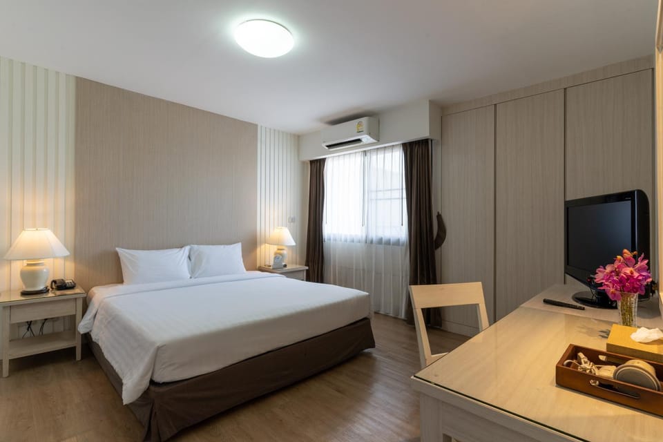 Bed, TV and multimedia, Bedroom