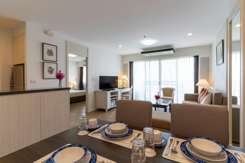 TV and multimedia, Kitchen or kitchenette, Living room, Photo of the whole room, Seating area, Dining area, City view