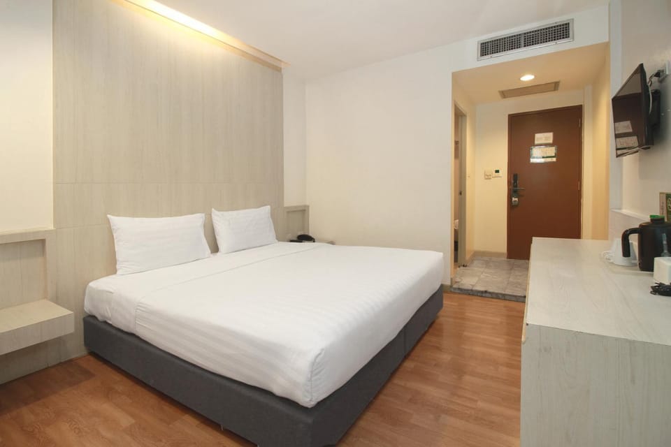 Bed, TV and multimedia, Photo of the whole room