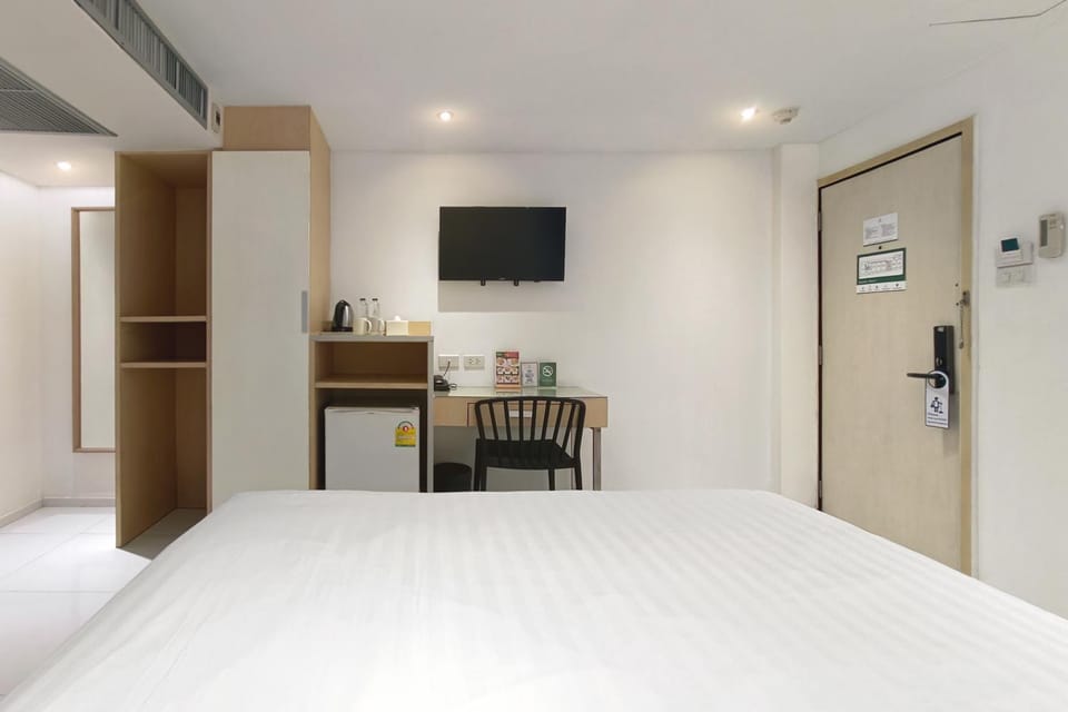 Bed, TV and multimedia, Photo of the whole room, wardrobe