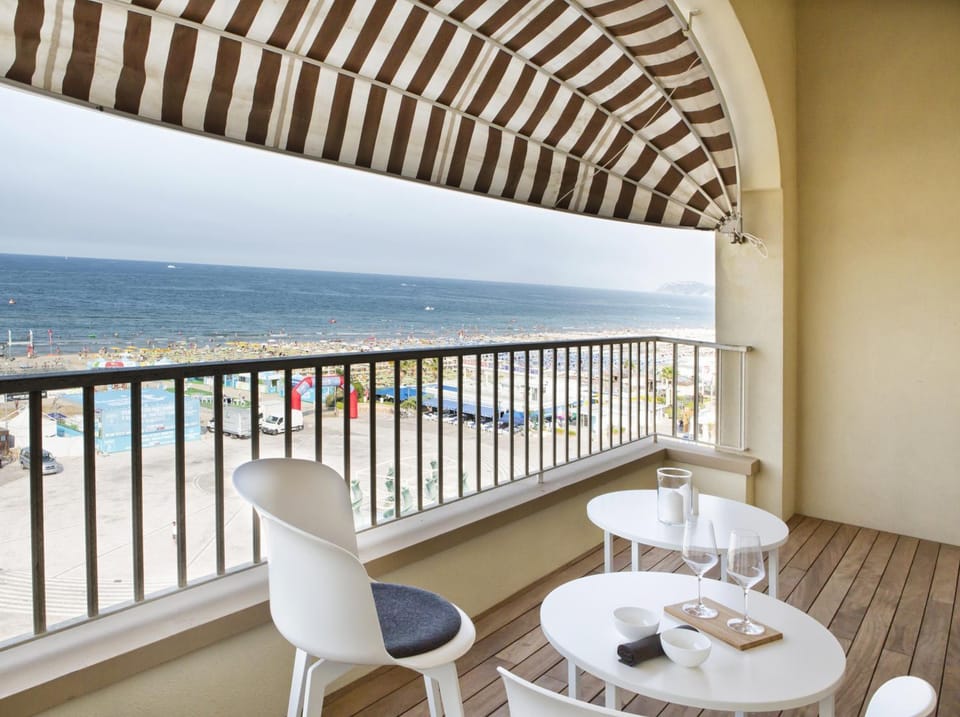 Property building, Balcony/Terrace, Sea view
