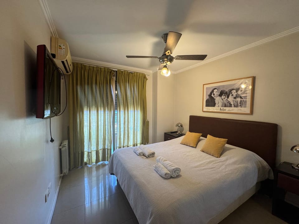 Bed, TV and multimedia, Photo of the whole room, Bedroom, towels, air conditioner