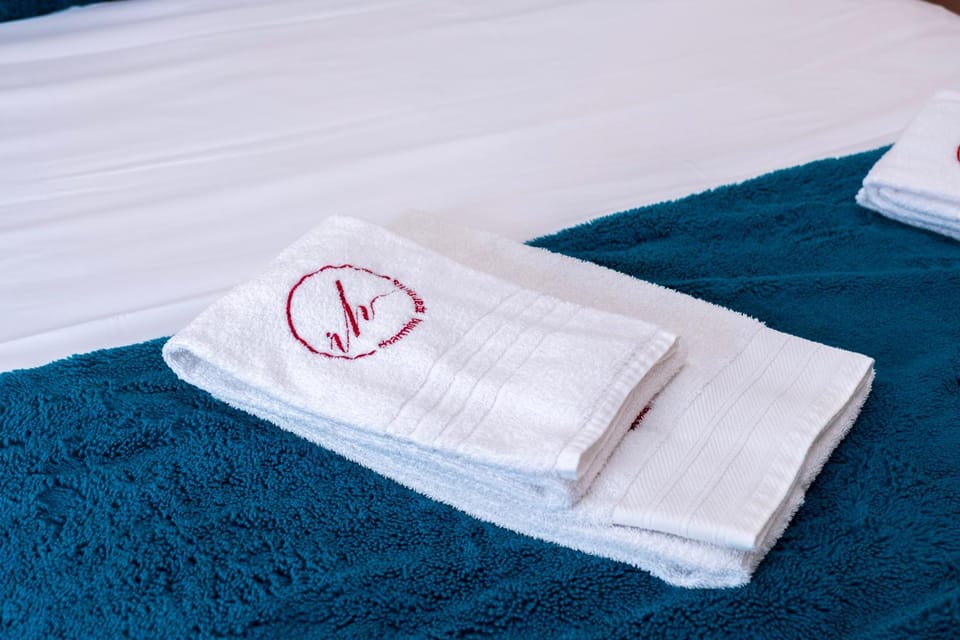 Bed, Bedroom, towels