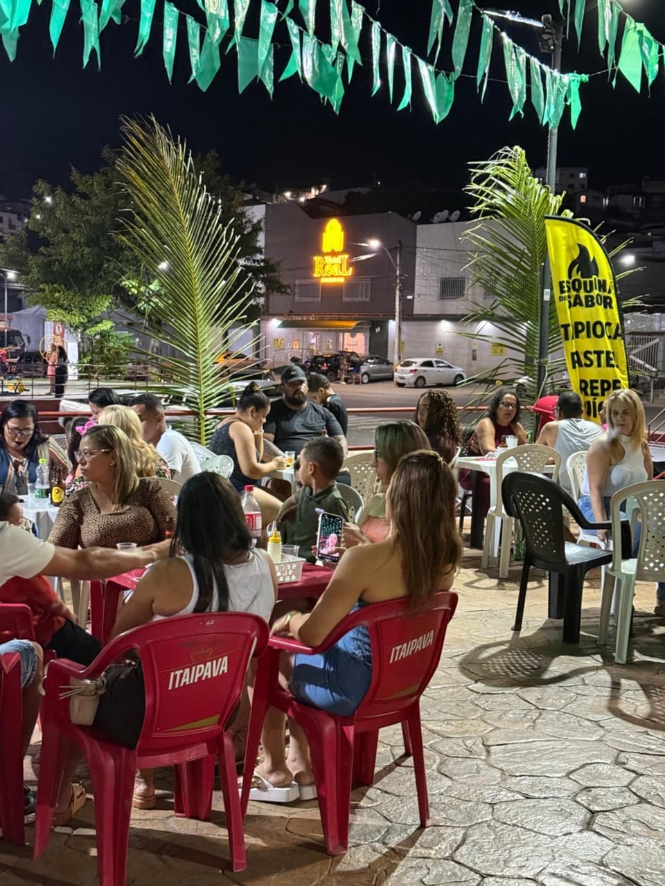 Restaurant/places to eat, Night, People, Food and drinks, Street view