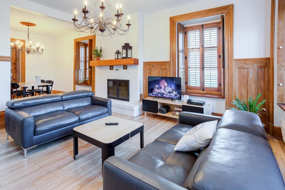 TV and multimedia, View (from property/room), Living room, Seating area, City view
