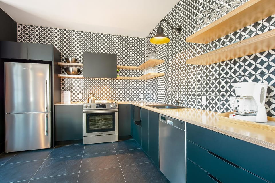Coffee/tea facilities, Kitchen or kitchenette, dishwasher, oven, stove