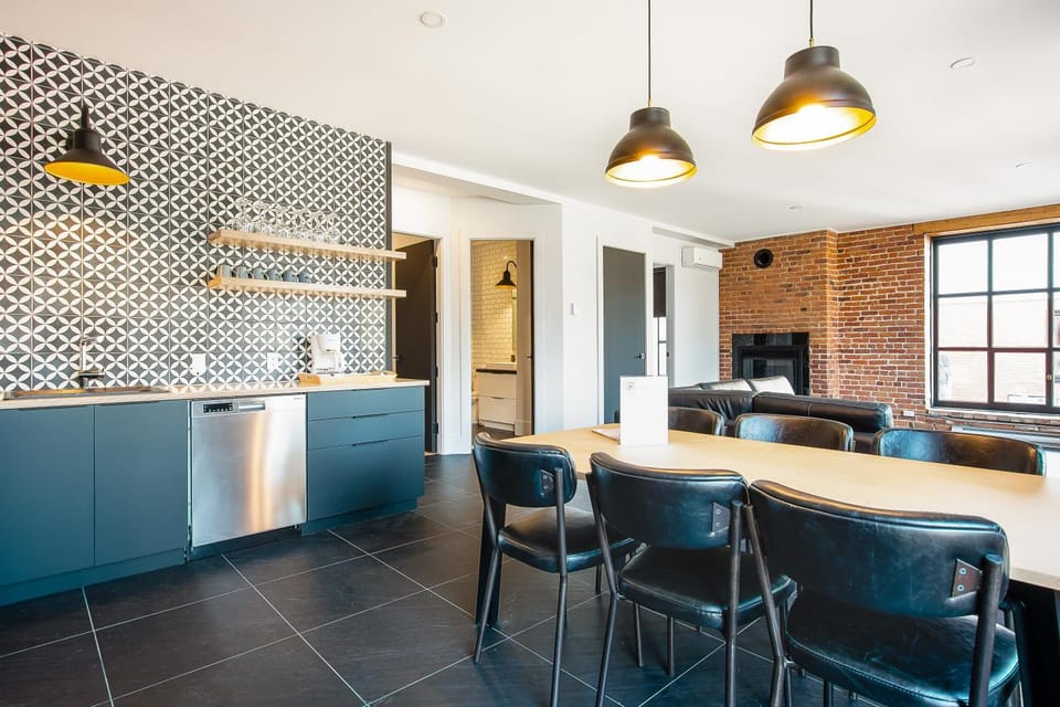 Kitchen or kitchenette, Dining area