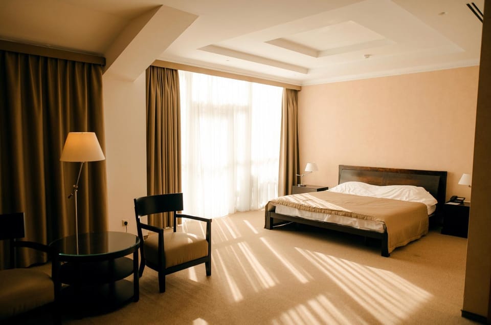Bed, Living room, Photo of the whole room, Seating area, Bedroom