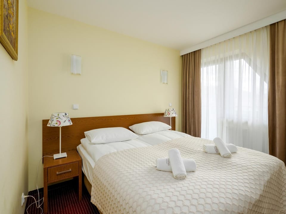 Bed, Photo of the whole room, Bedroom, towels