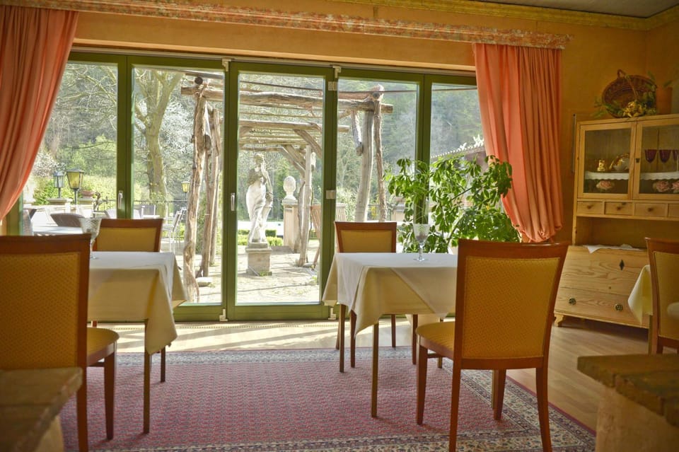Restaurant/places to eat, Balcony/Terrace