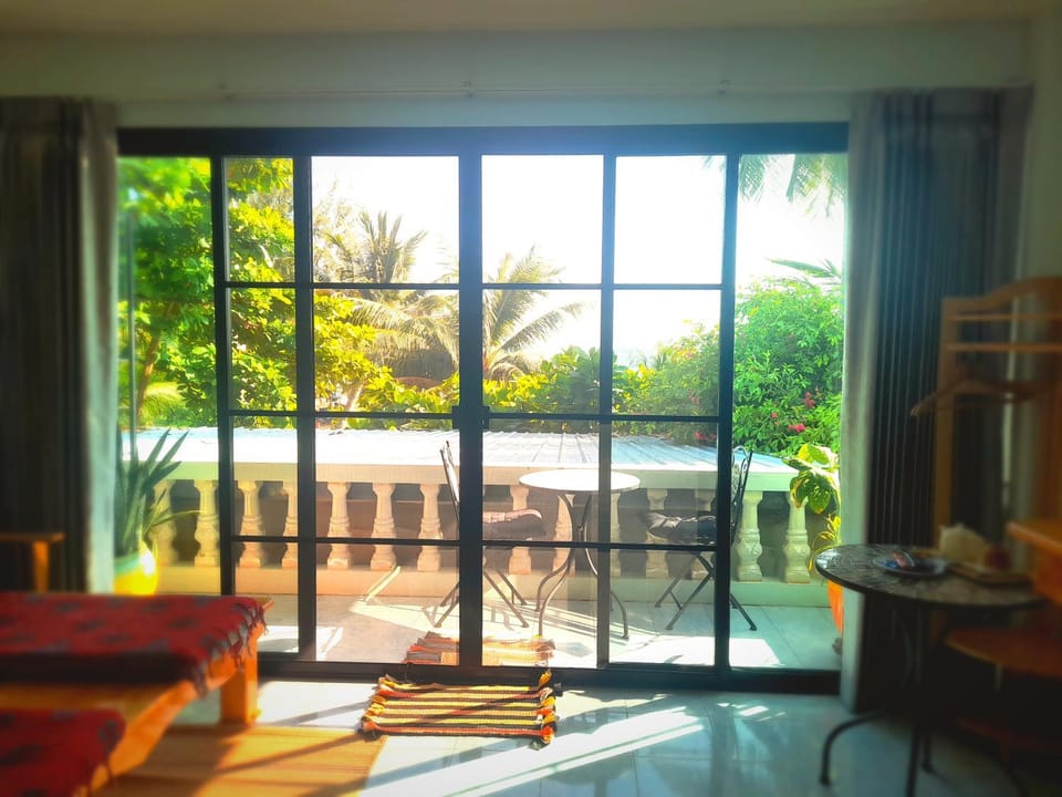 Day, Natural landscape, Garden, View (from property/room), Balcony/Terrace, Living room, Seating area, Dining area, Garden view