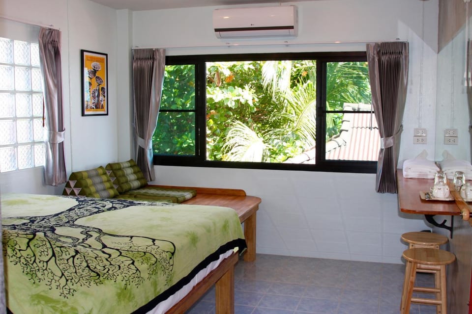 Photo of the whole room, Sea view