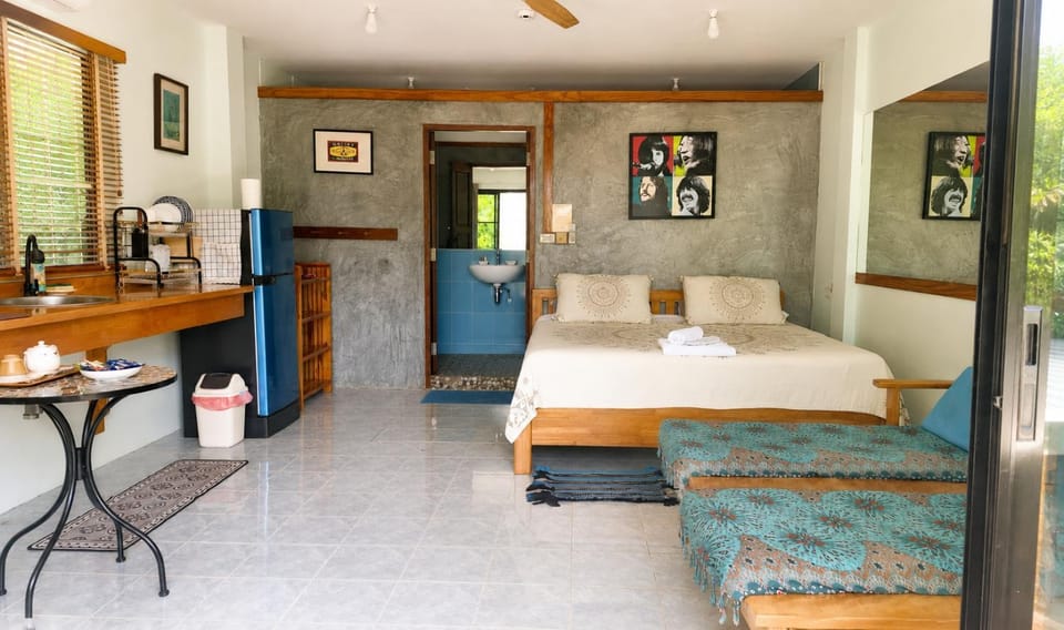 Toilet, Bed, Kitchen or kitchenette, Living room, Photo of the whole room, Bedroom, kitchen, kitchen