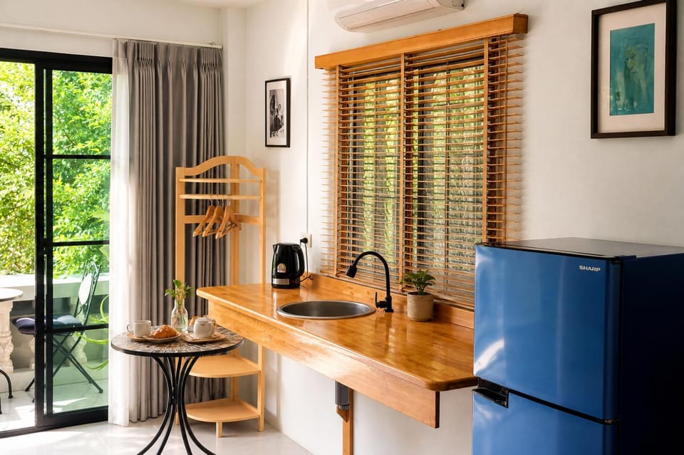 Coffee/tea facilities, Kitchen or kitchenette, Living room, Seating area, Dining area, wardrobe, kitchen, kitchen