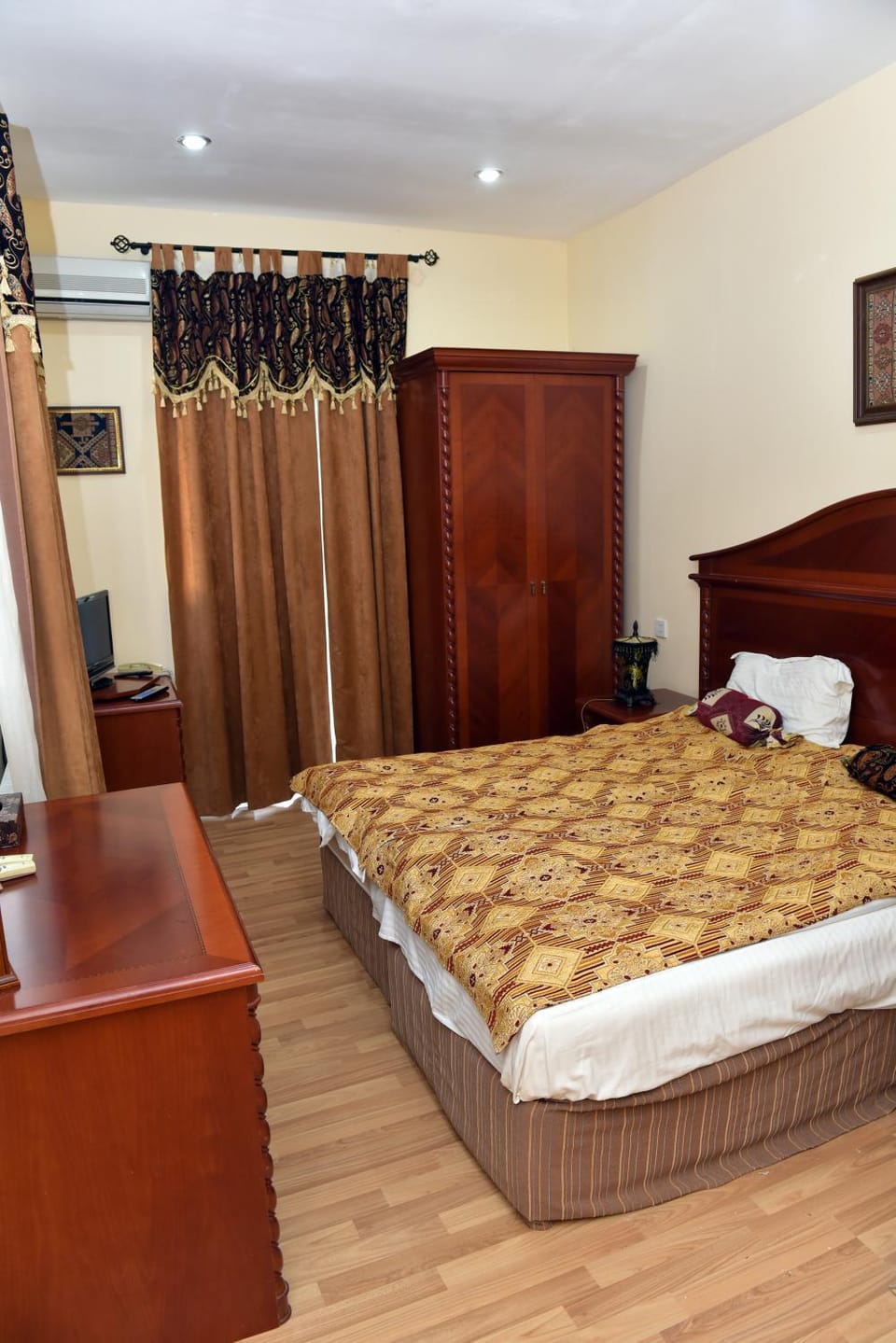 Photo of the whole room, Bedroom