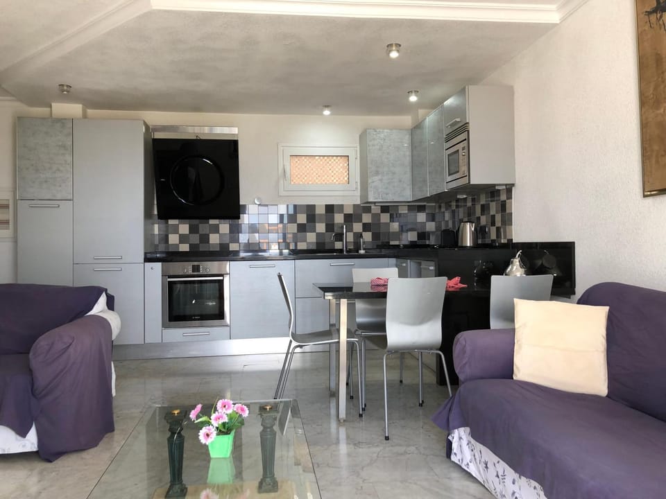 Coffee/tea facilities, Kitchen or kitchenette, Living room, Seating area, Dining area