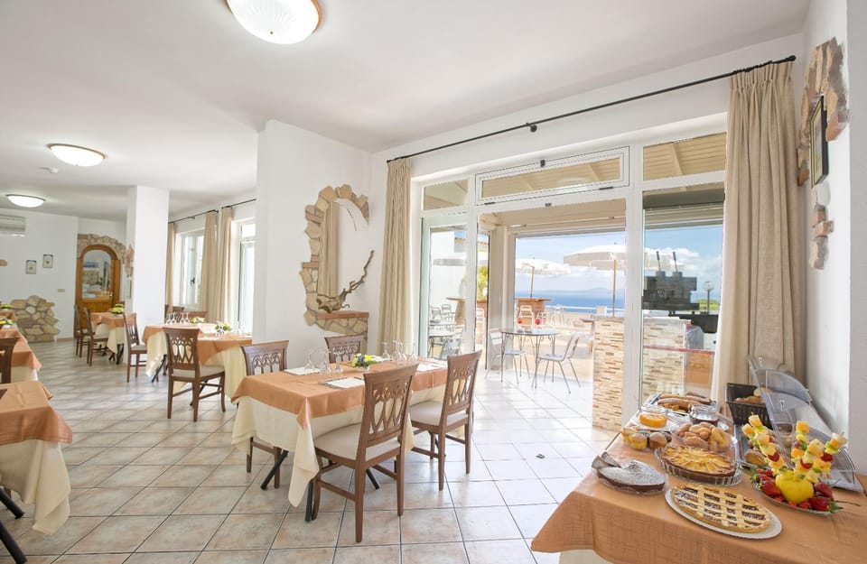 Restaurant/places to eat, Buffet breakfast