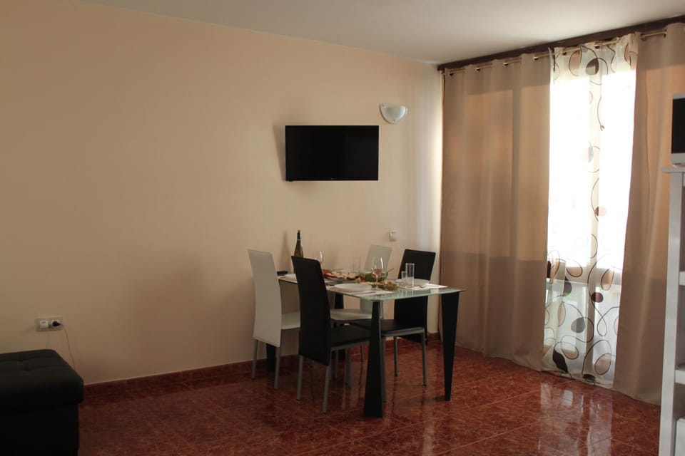 Restaurant/places to eat, Living room