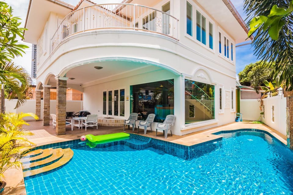 Staff, Facade/entrance, Day, People, Other, Other, Decorative detail, Decorative detail, Guests, Pool view, children, young children, older children, group of guests, Family