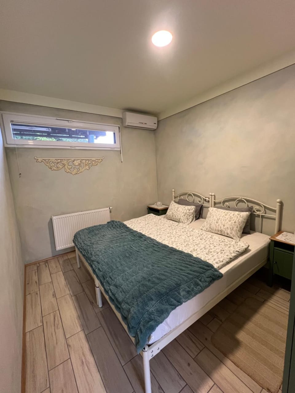 Bed, Photo of the whole room, Bedroom, air conditioner