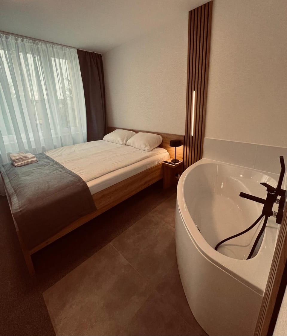 Bed, Bathroom, Photo of the whole room, Bedroom, Bath, towels