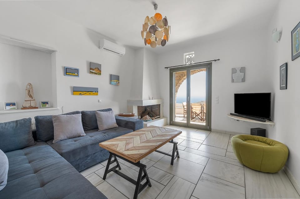 Communal lounge/ TV room, Living room, Seating area