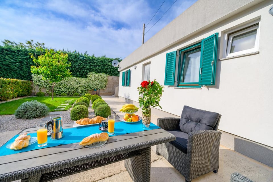 Seating area, Garden view