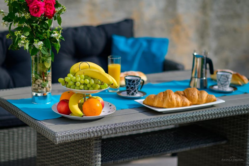 Food and drinks, Seating area, Breakfast