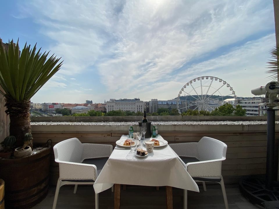 View (from property/room), Balcony/Terrace, City view