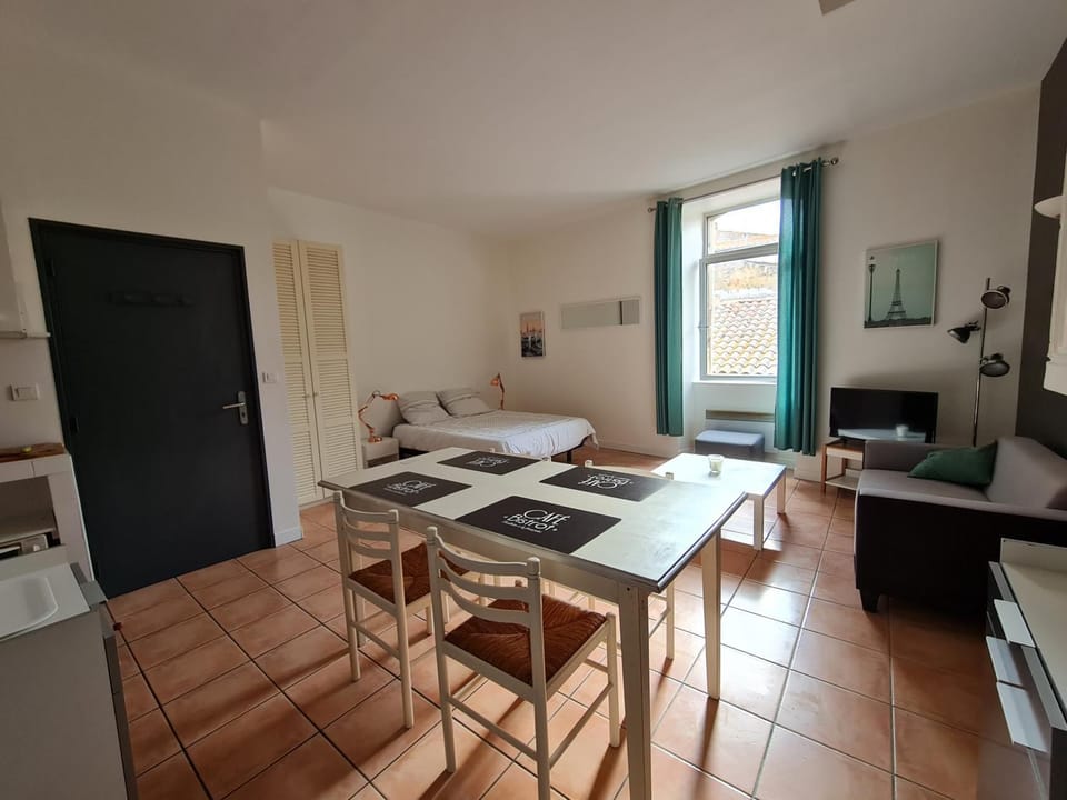 LE PRIEURE - STUDIOS jusqu'à 4 personnes Apartment in Béziers