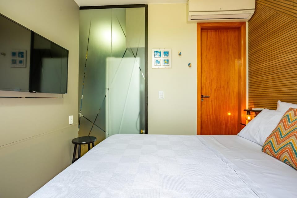Bed, TV and multimedia, Photo of the whole room, Decorative detail, Bedroom, air conditioner
