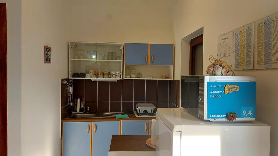 Kitchen or kitchenette, minibar