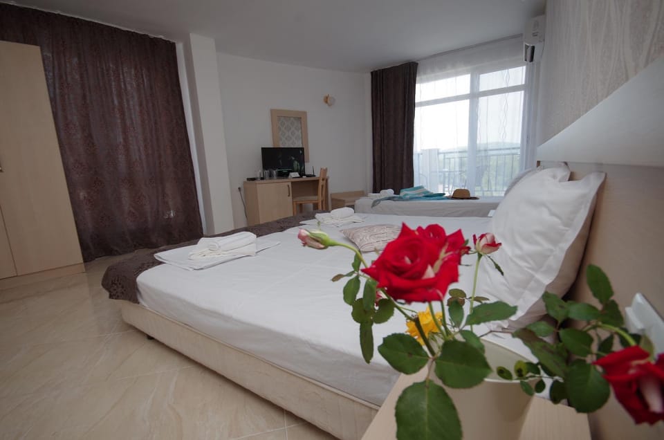 TV and multimedia, Photo of the whole room, Bedroom