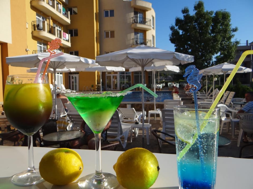 Patio, Swimming pool, Swimming pool, Drinks, Alcoholic drinks