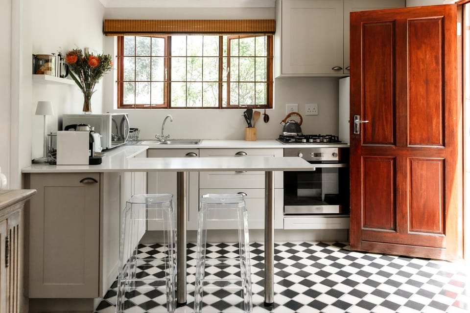 Coffee/tea facilities, Kitchen or kitchenette, Dining area, minibar, pet friendly, stove