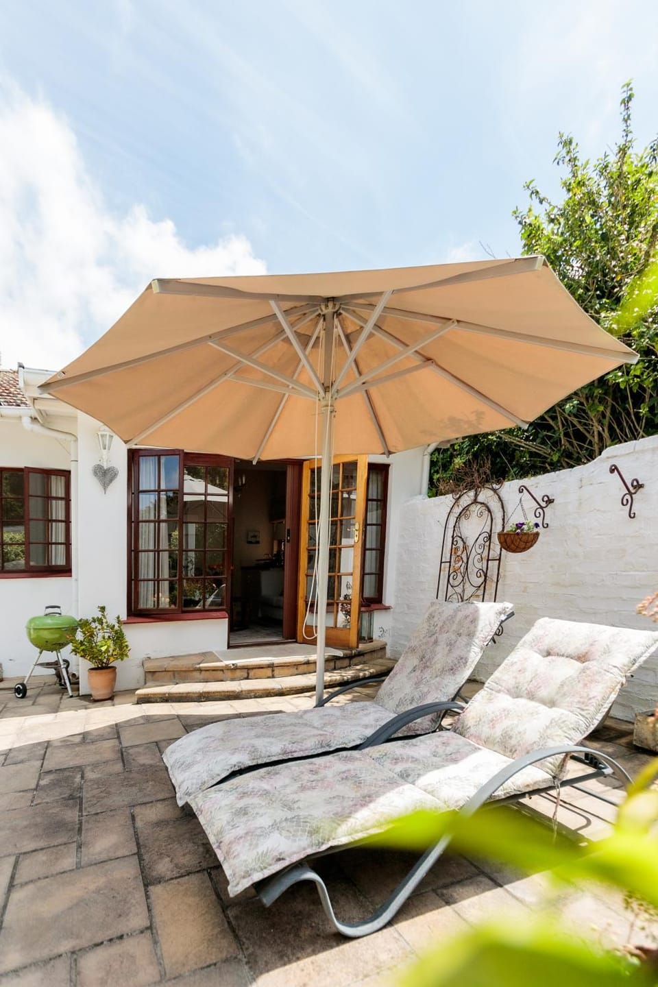 Property building, Patio, Spring, Day, Garden, View (from property/room), Balcony/Terrace, Seating area, Garden view, sunbed
