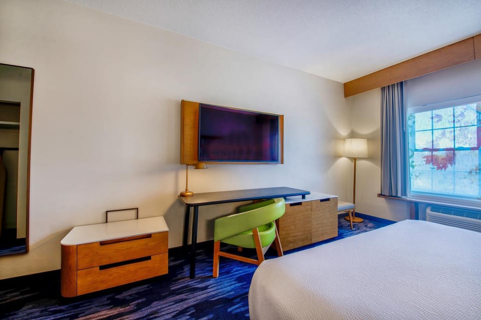 TV and multimedia, Seating area, Bedroom