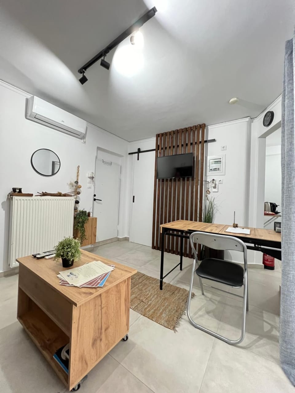 Seating area, Dining area, hair dresser, air conditioner