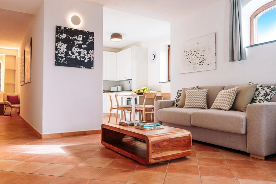 Living room, Lounge or bar, Photo of the whole room, Decorative detail, Seating area, furniture, kitchen, air conditioner