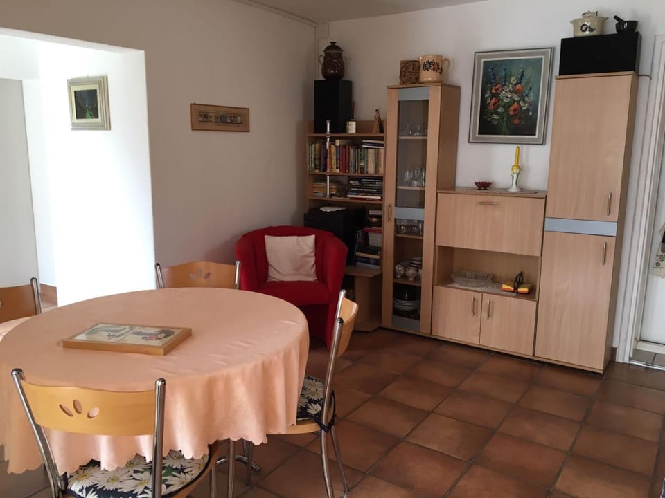 Photo of the whole room, Dining area