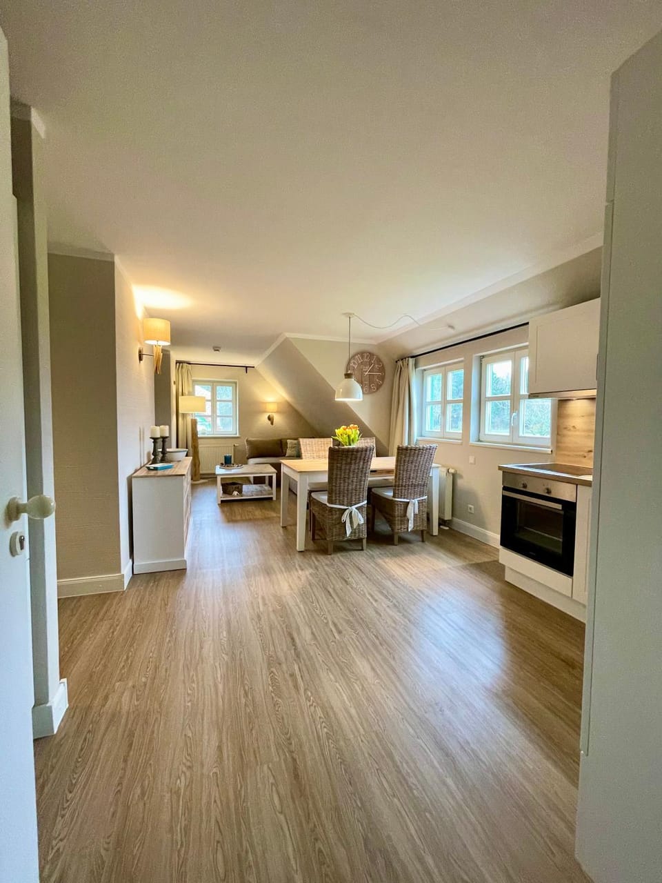 Kitchen or kitchenette, Living room, Seating area, Dining area