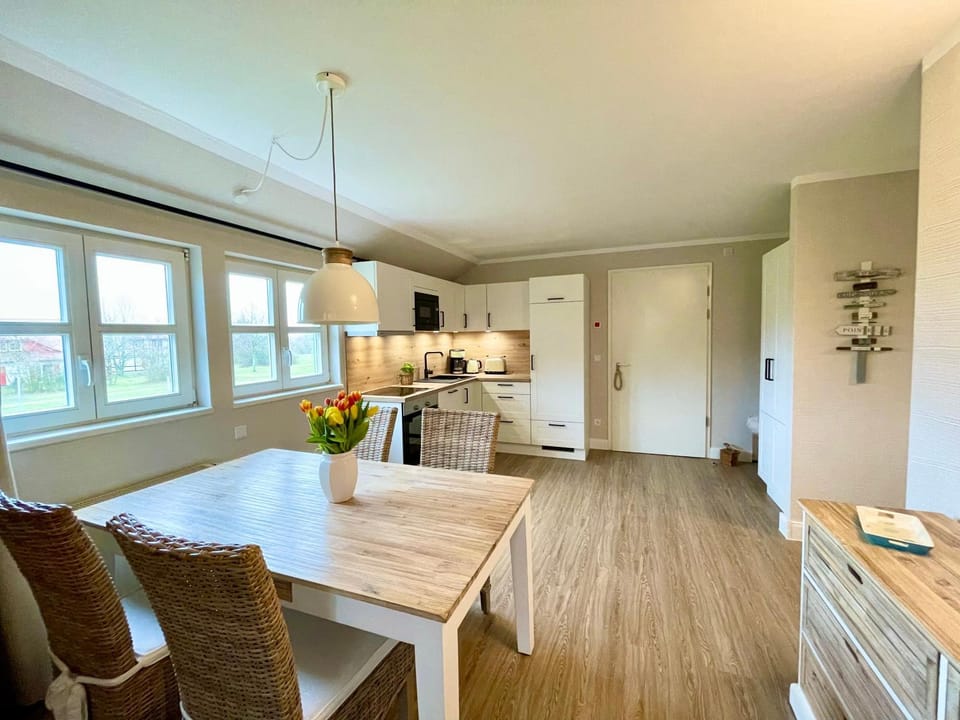 Kitchen or kitchenette, Dining area